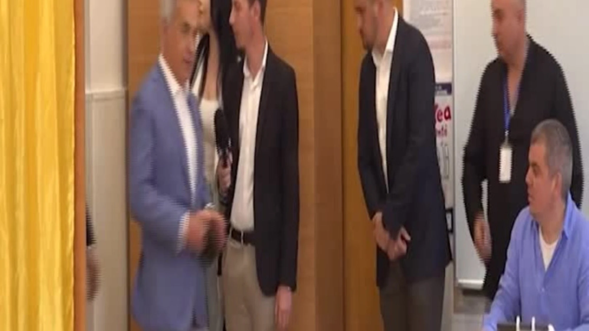 Romania, Simion con Georgescu al seggio: "Qui per tornare alla democrazia"