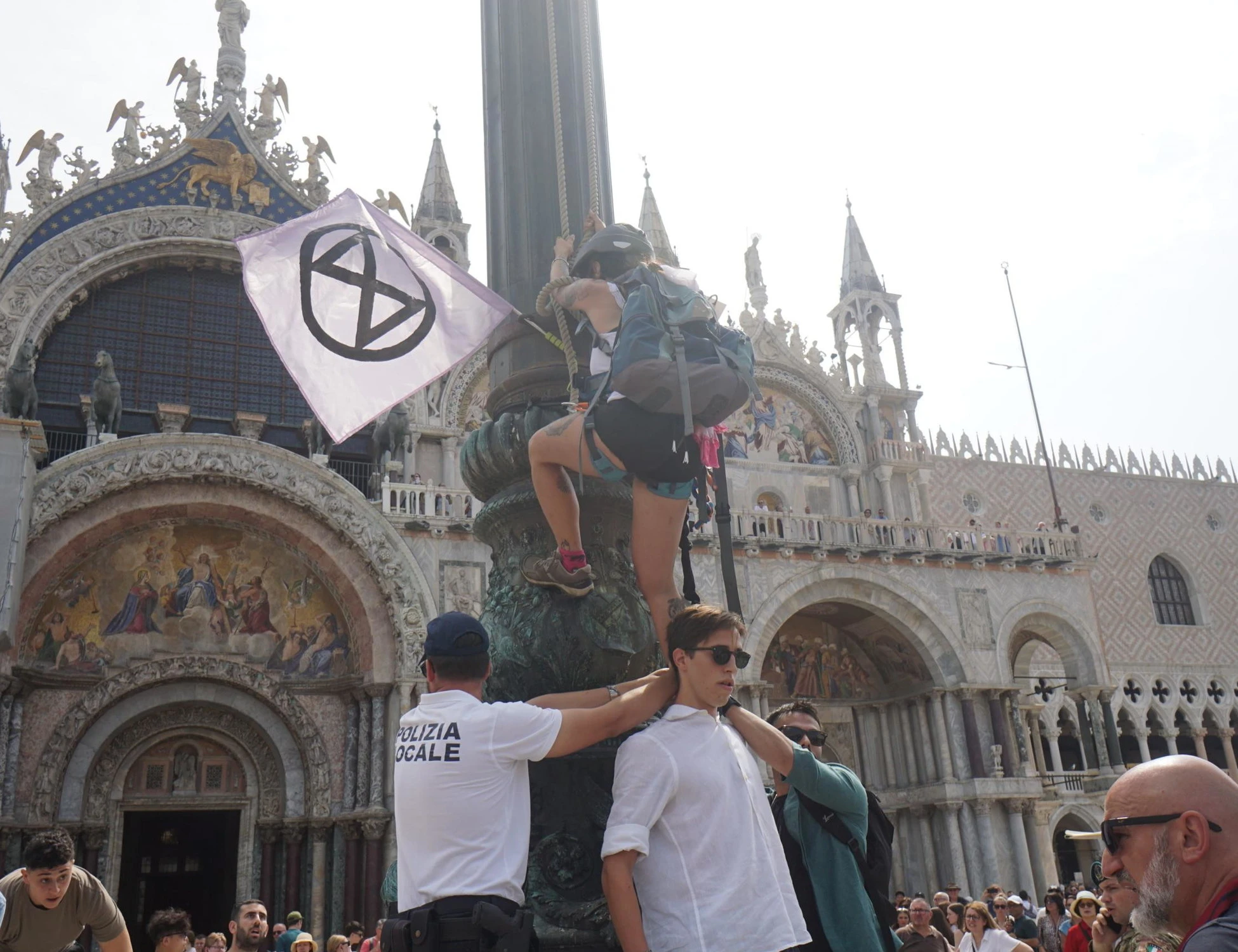 Bezos a Venezia, 40 fermi? "Liberi subito": Avs coi teppisti, un caso politico