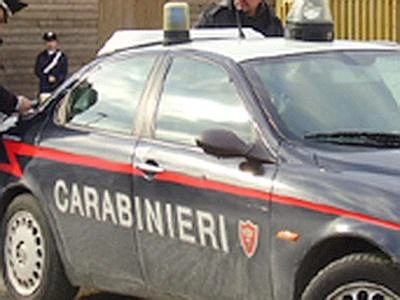 Genova, le spara tre colpi di pistola al costato e la getta dall'auto: è gravissima