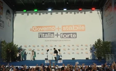 Giorgia Meloni fa la storia: l'intervento a Bari per festeggiare il governo più longevo