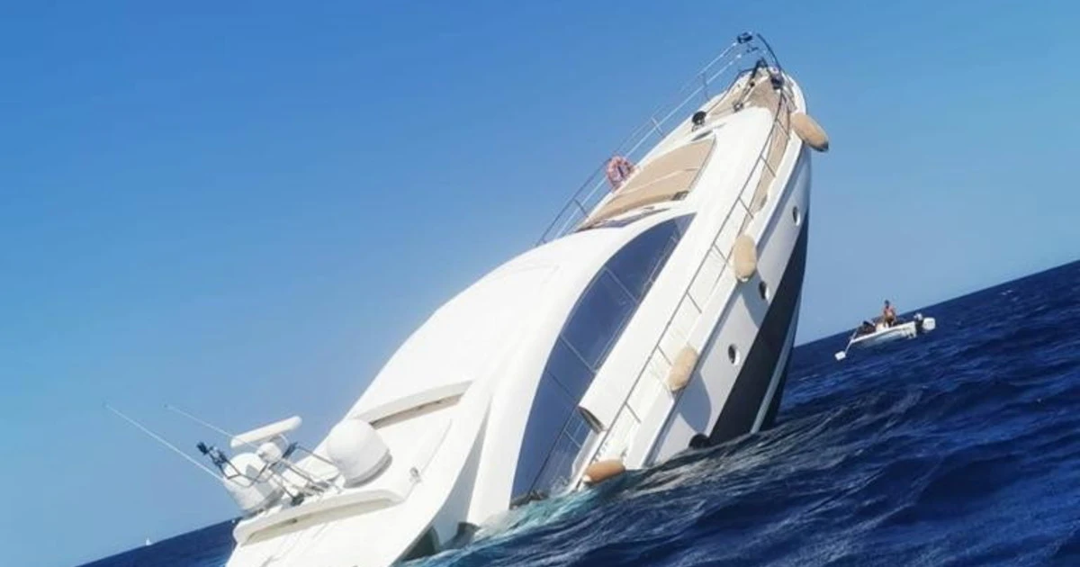 Capo Cavallo, il naufragio di uno yacht a pochi metri dalla riva