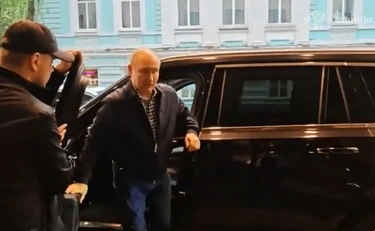 Vladimir Putin? "Non dovrebbe far freddo". Jeans e meteo: il video spiazza la Russia