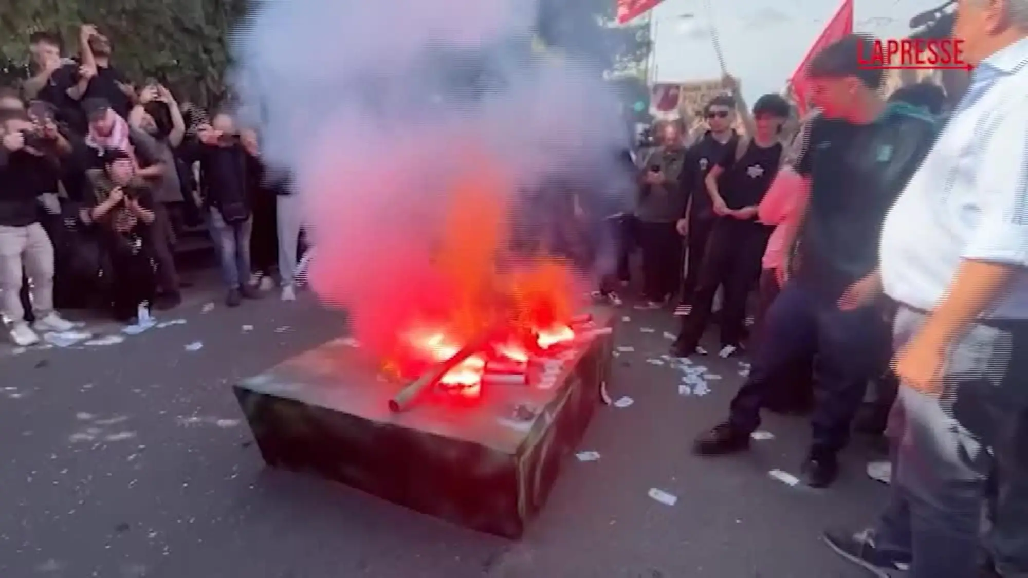 Napoli, bruciate le immagini di Meloni e Bernini: lo sfregio degli studenti Video