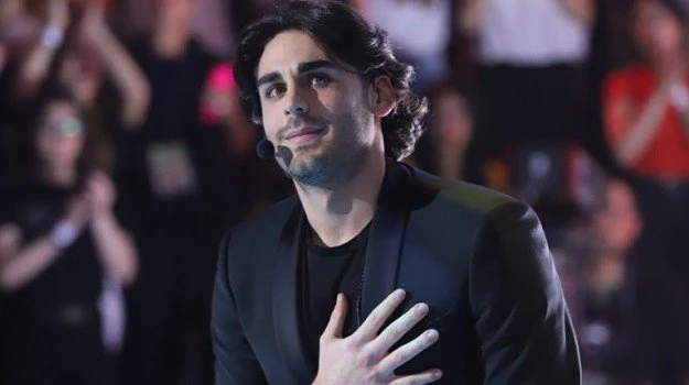 Amici, dopo il trionfo il gesto commovente di Alberto Urso nel nome di papà: "Cosa farò con quei soldi"