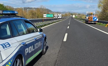 A31, tir travolge due operai: un morto, sangue in autostrada