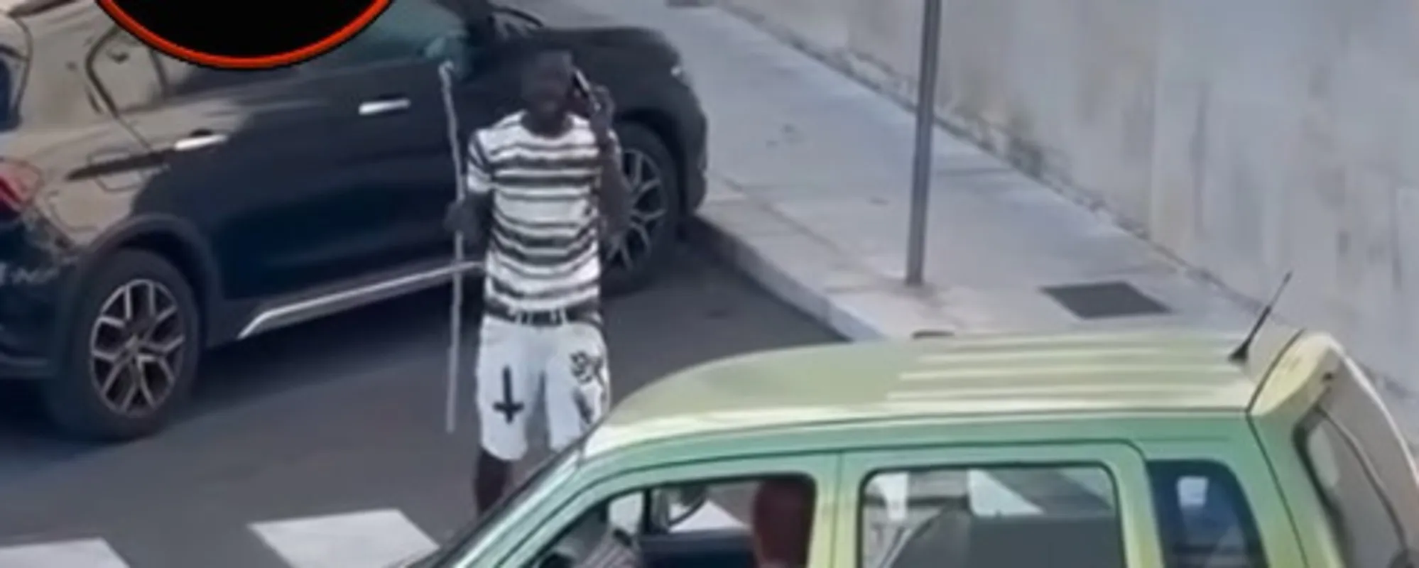 Prende a sprangate le auto? Intervengono i passanti: per l'africano finisce male <span style="color: rgb(153, 0, 0);">Video</span>