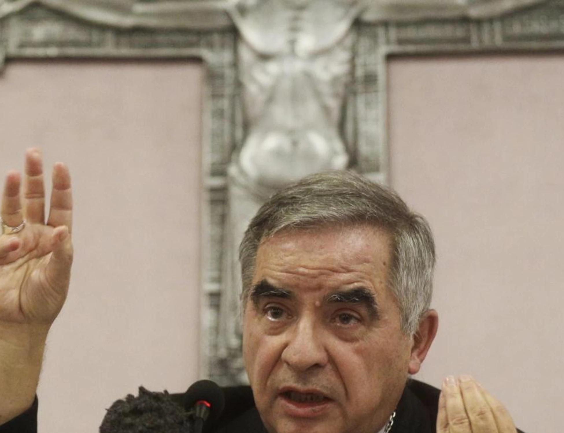 Le Iene, spunta un audio su Becciu: "Hanno cercato di ingannare il Papa"