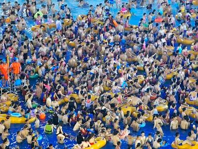 Cina, tutti in acqua anche con canotto: la piscina è superaffollata