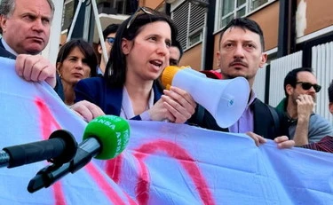 Elly Schlein di giorno protesta contro la Rai e la sera va ospite...in Rai