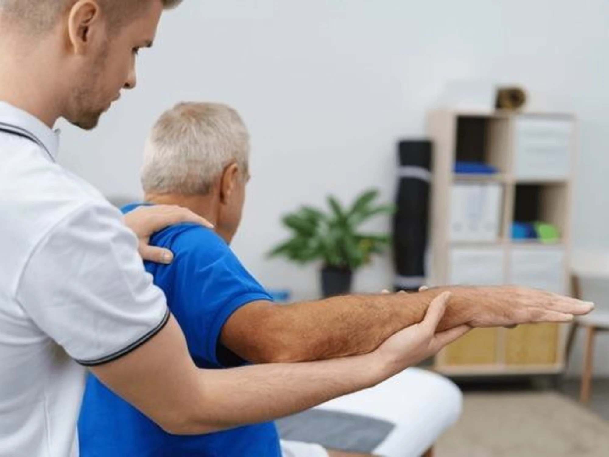 L’Italia invecchia, cresce il bisogno di fisioterapia
