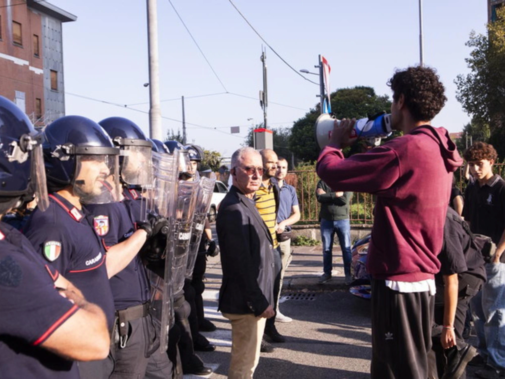 Giuseppe Valditara, la lezione ai violenti che lo accolgono con insulti e fumogeni