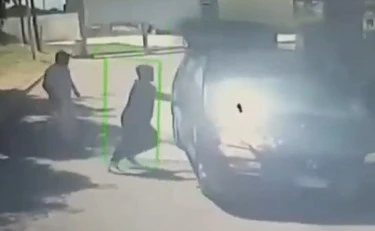 Cosenza, chiusi in auto con la forza e bruciati vivi: il video dell'orrore contro i braccianti