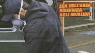 Andrea Iannone beccato dai fotografi al supermercato: "Parcheggia in zona riservata agli invalidi e poi, con quei guanti..."