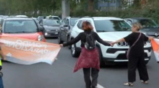 Ultima generazione, vernice in strada e traffico bloccato: blitz a due passi da Mattarella