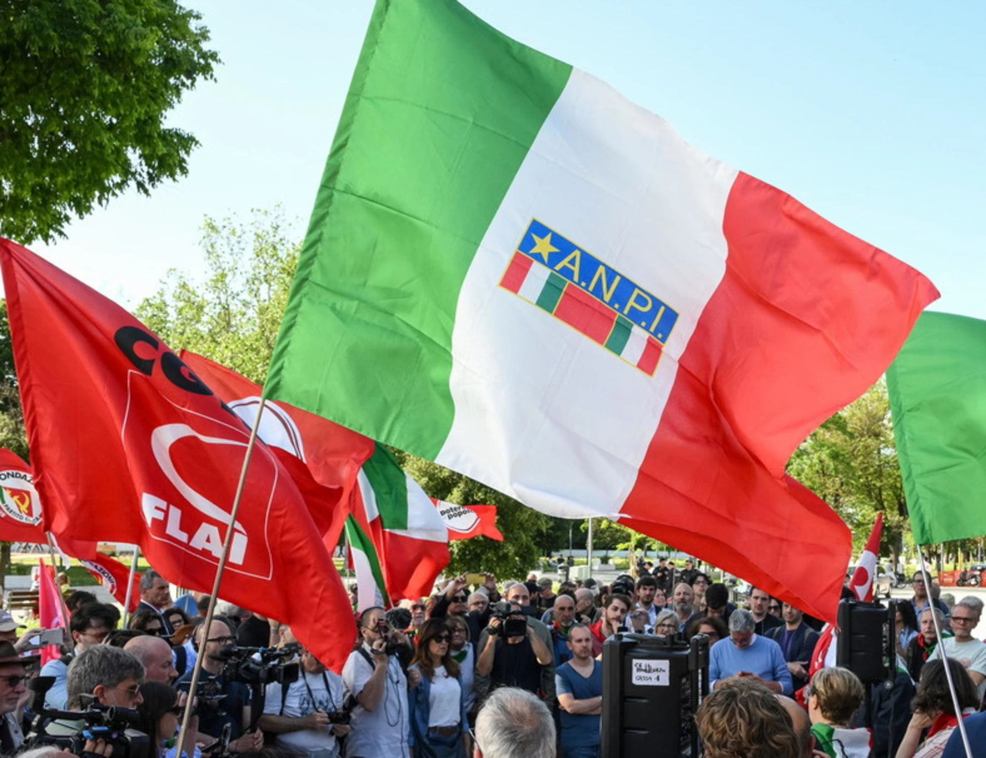 Spari al 25 Aprile, crolla la caccia al fascista immaginario: i titoli di Repubblica & Co