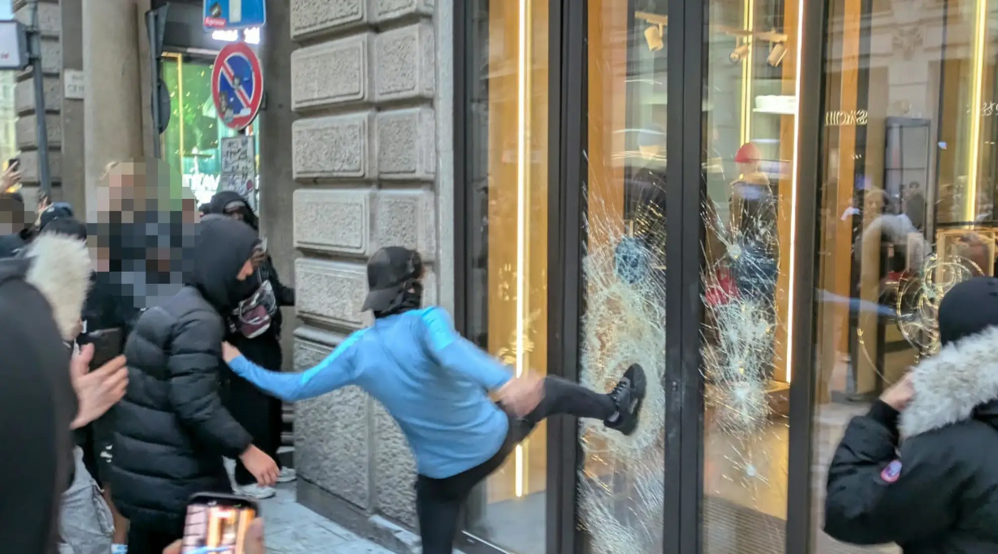 Devastazione a Milano, escalation di violenza tra Cairoli e il Castello: sassi e bottiglie contro la polizia