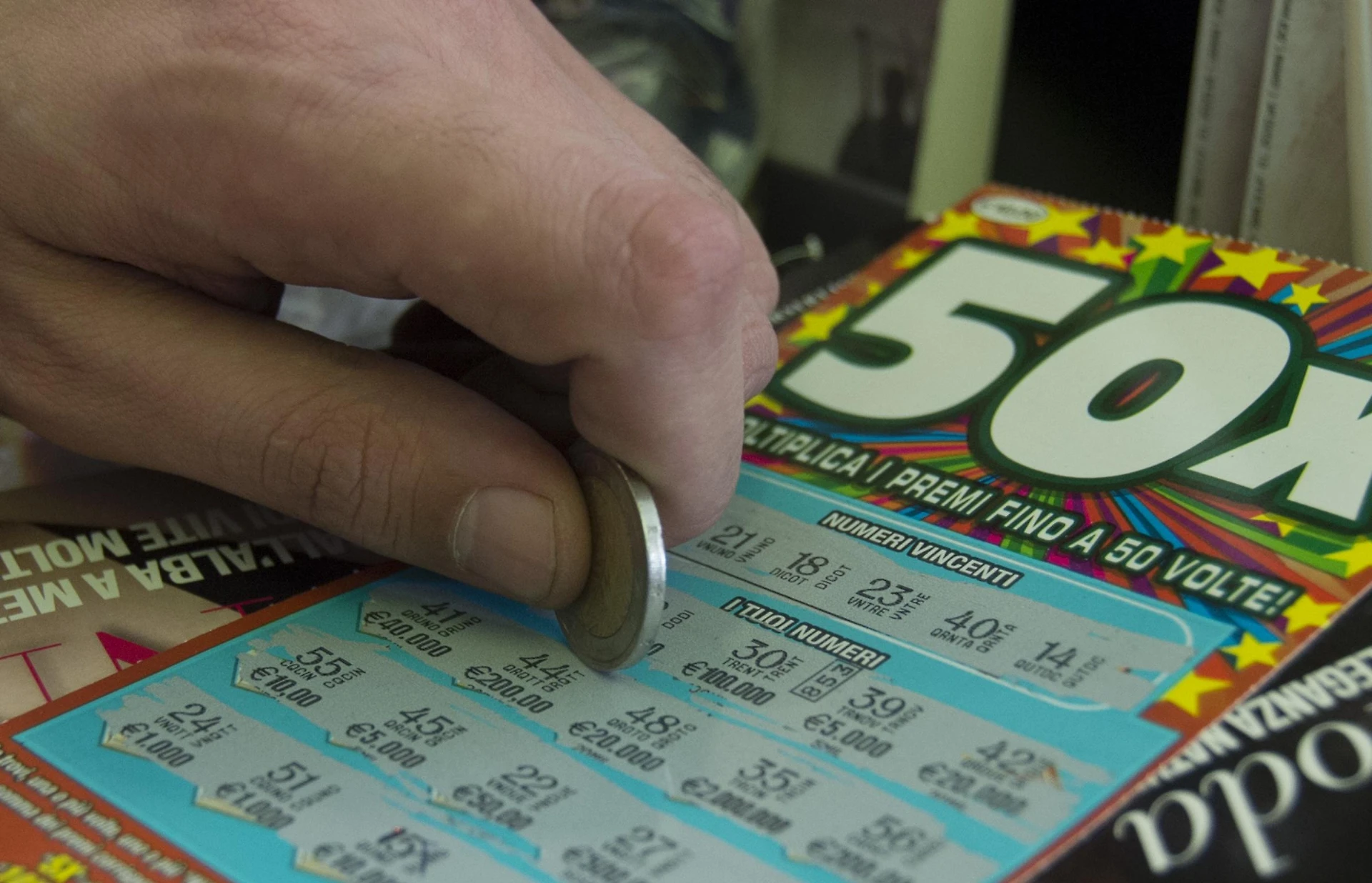 Gratta e vinci, un diluvio di soldi con solo tre euro. Ma l'emozione è troppo forte: paura in tabaccheria