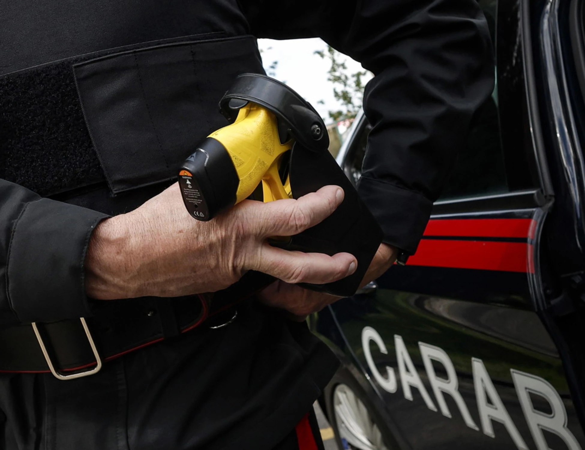 Il taser "strumento di tortura legalizzato, va bloccato". Dopo i 2 morti, Avs contro Salvini