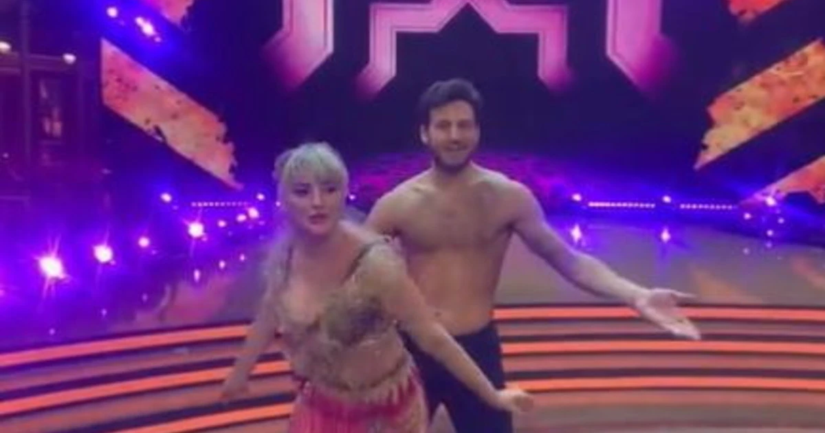 Ballando con le stelle, Arisa agita il décolleté: fuori tutto sotto gli occhi di Vito Coppola