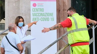Bollettino 12 ottobre, oltre 2mila casi e 49 morti: cosa succede ai non vaccinati da venerdì 15 