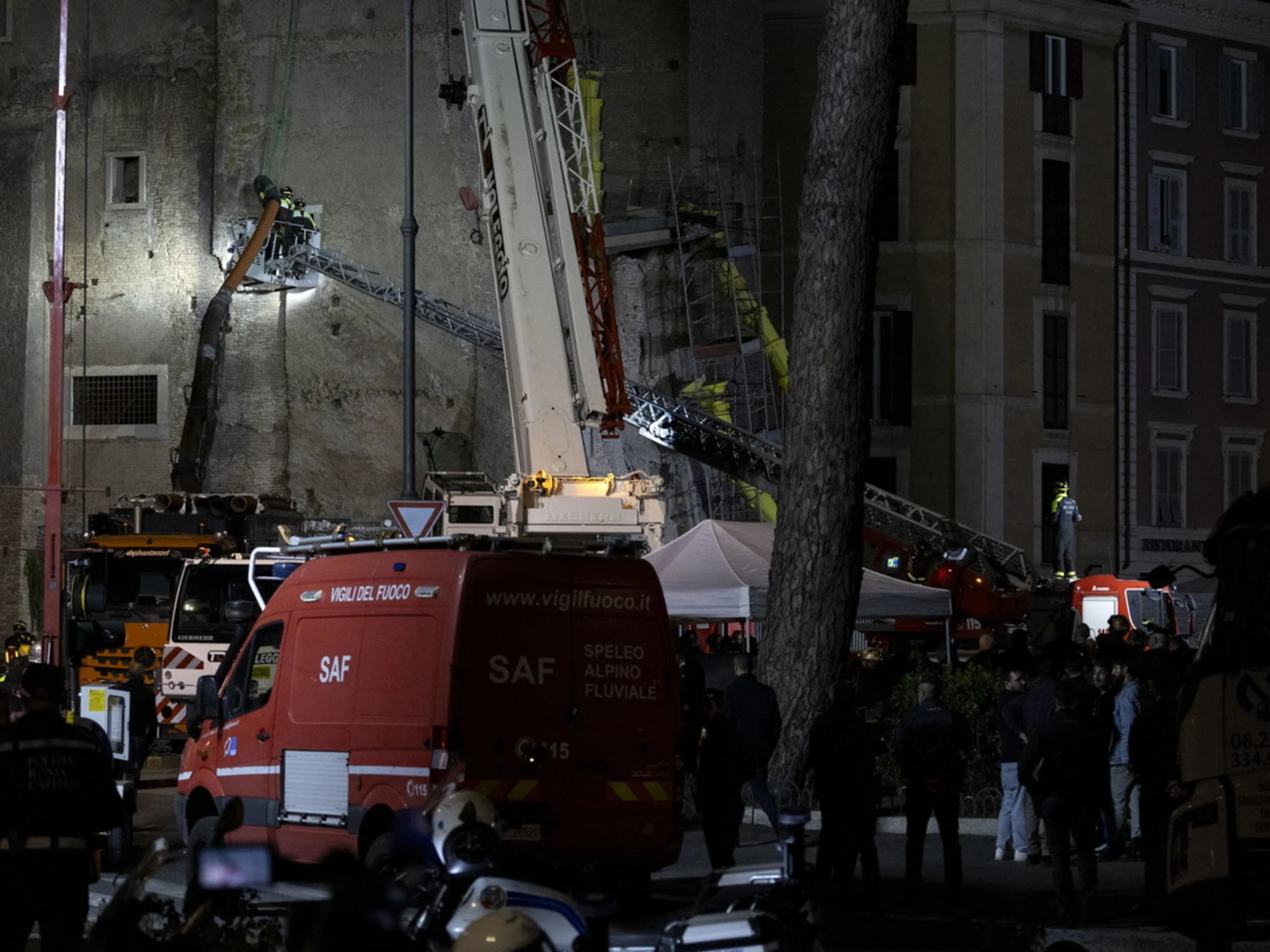 Fori imperiali, crollo parziale per la Torre dei Conti: 3 operai in ospedale, uno salvato dopo 10 ore