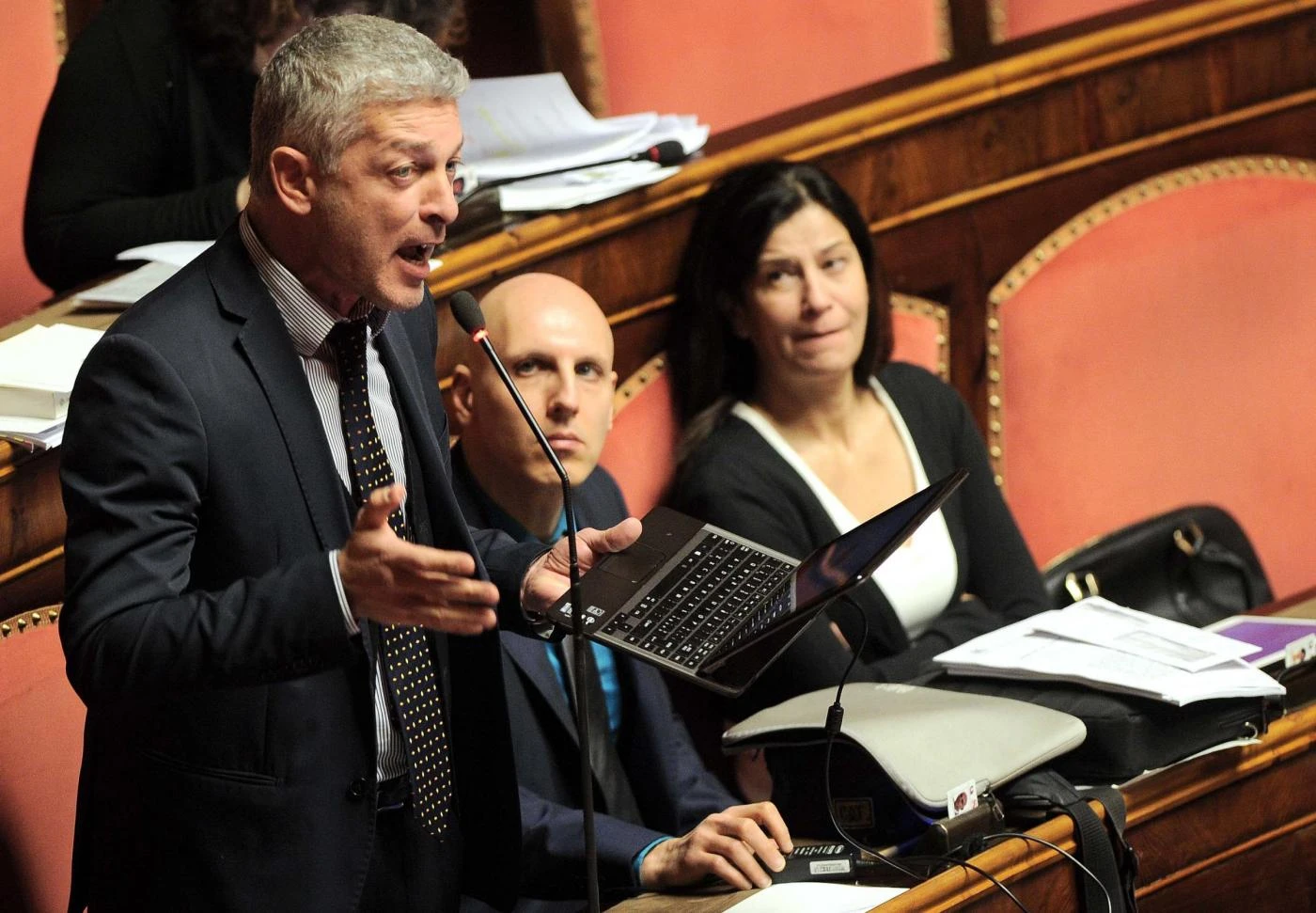 Nicola Morra, vergognose accuse in Senato: "Salvini e la Madonna, messaggio alla 'ndrangheta in Calabria"