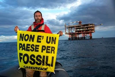 La Rainbow Warrior salpa contro le 'trivelle facili'