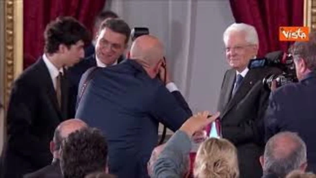 Mattarella riceve Ventaglio da Stampa Parlamentare. L'opera realizzata da Piero Malatesta Piano