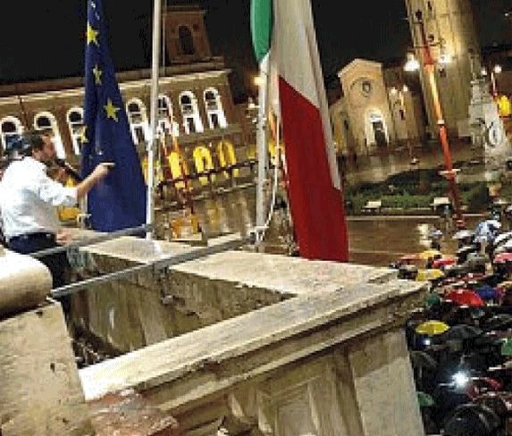 Matteo Salvini, il comizio dal balcone: "Se lo sa la Boldrini...", la foto che fa impazzire Pd e sinistra