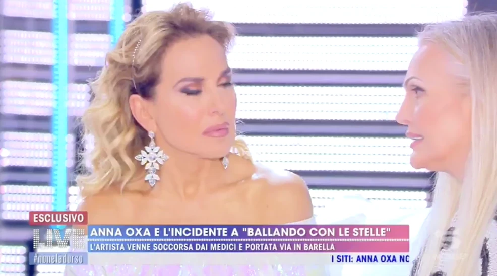 Live-Non è la d'Urso, Anna Oxa contro la Rai: "Sono sulla lista nera dall'infortunio a Ballando con le stelle"