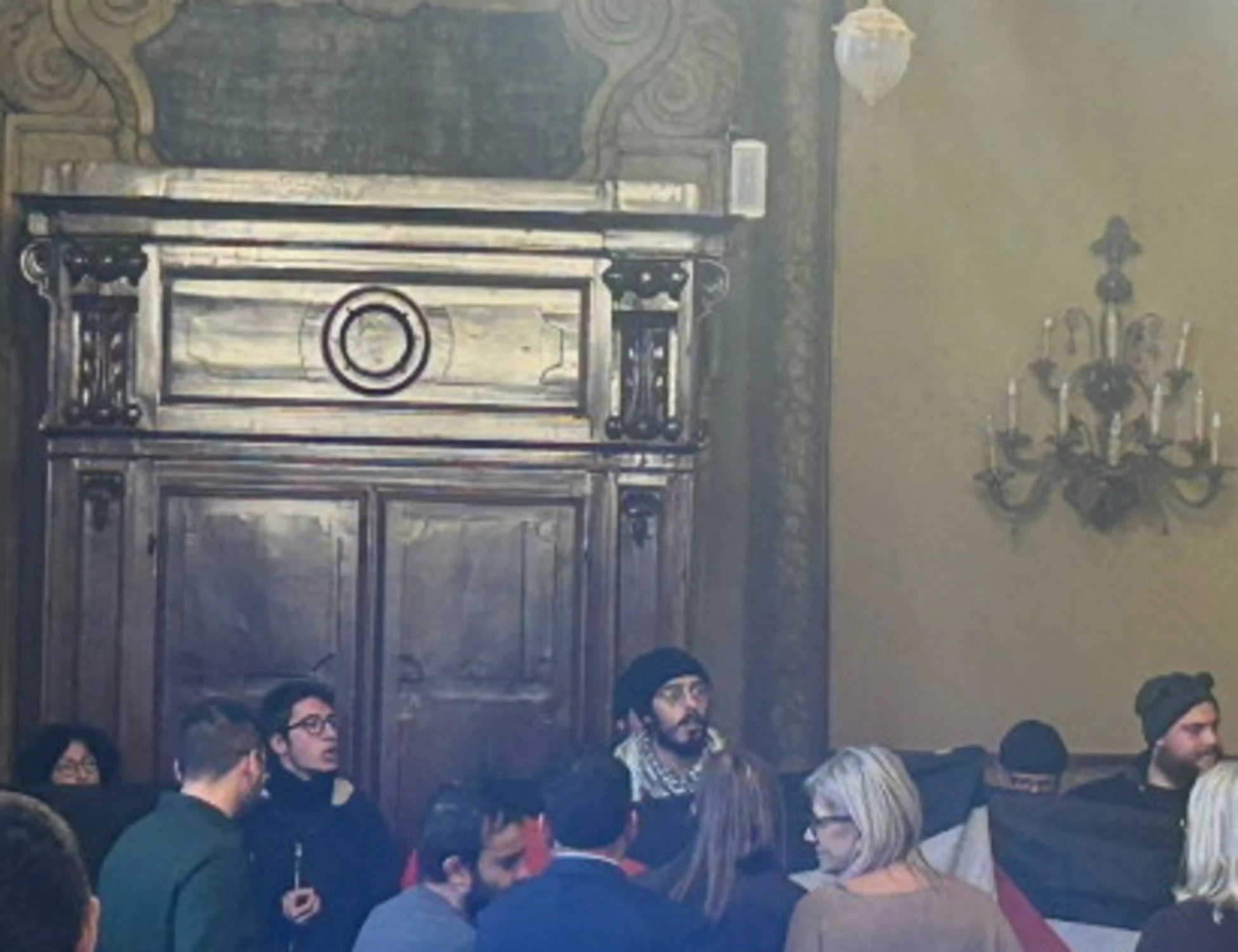 Bologna, blitz dei pro-Pal in Consiglio comunale: "Un'intimidazione"