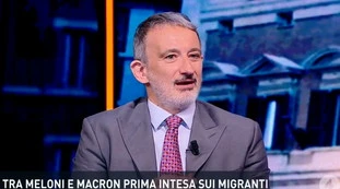 Controcorrente, Senaldi: "Ecco perché Macron è così gentile con Meloni"