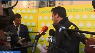 Matteo Salvini a L'aria che tira, il blitz: "Matteo, hai saputo?". Intevista interrotta in diretta