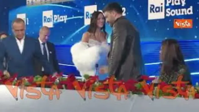 Leggi l'articolo: Irina Shayk arriva in Sala stampa, Conti l'aspetta con i fiori