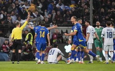 Bastoni "aveva le stampelle. Poi...". Bosnia-Italia, le parole pesantissime di Chivu