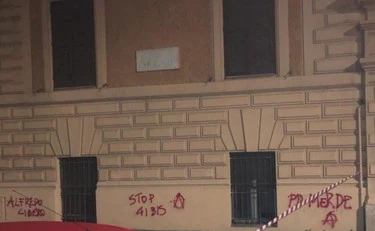 Il tunisino 26enne sparge benzina in commissariato: gesto estremo, finisce malissimo
