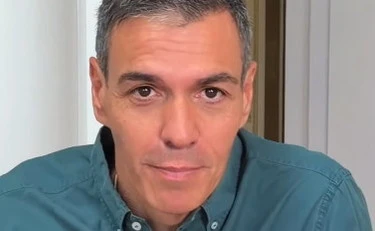 Pedro Sanchez come Renato Pozzetto: il video con cui si copre di ridicolo