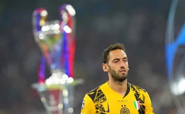 Calhanoglu verso Mourinho. Inter, ecco il sostituto: uno schiaffo al Milan