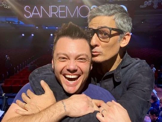 Sanremo, Fiorello abbraccia Tiziano Ferro "#fatevenarisata"