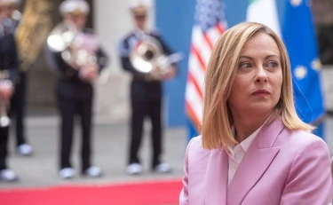 Giorgia Meloni "tiene testa al maschio alfa": sinistra muta, l'ultimo trionfo