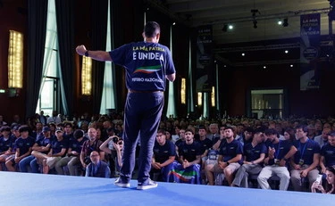 Vannacci legge la preghiera dei parà francesi: fegati rossi spappolati