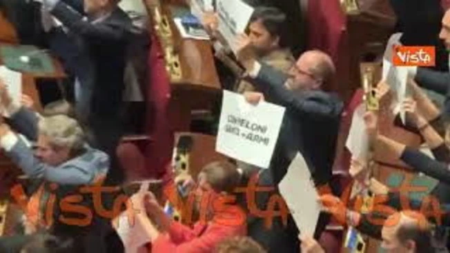"No all'imbroglio, Legge Truffa", cartelli di protesta opposizioni dopo voto su Riforma elettorale