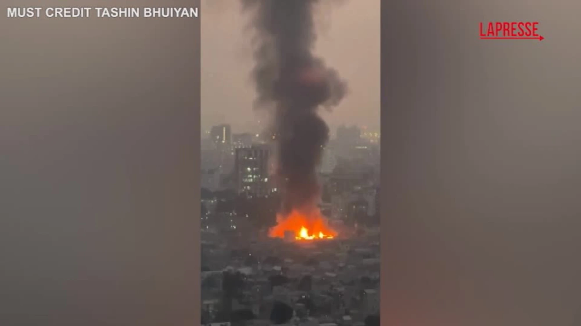 Bangladesh, fiamme in una baraccopoli a Dhaka: in migliaia senza tetto