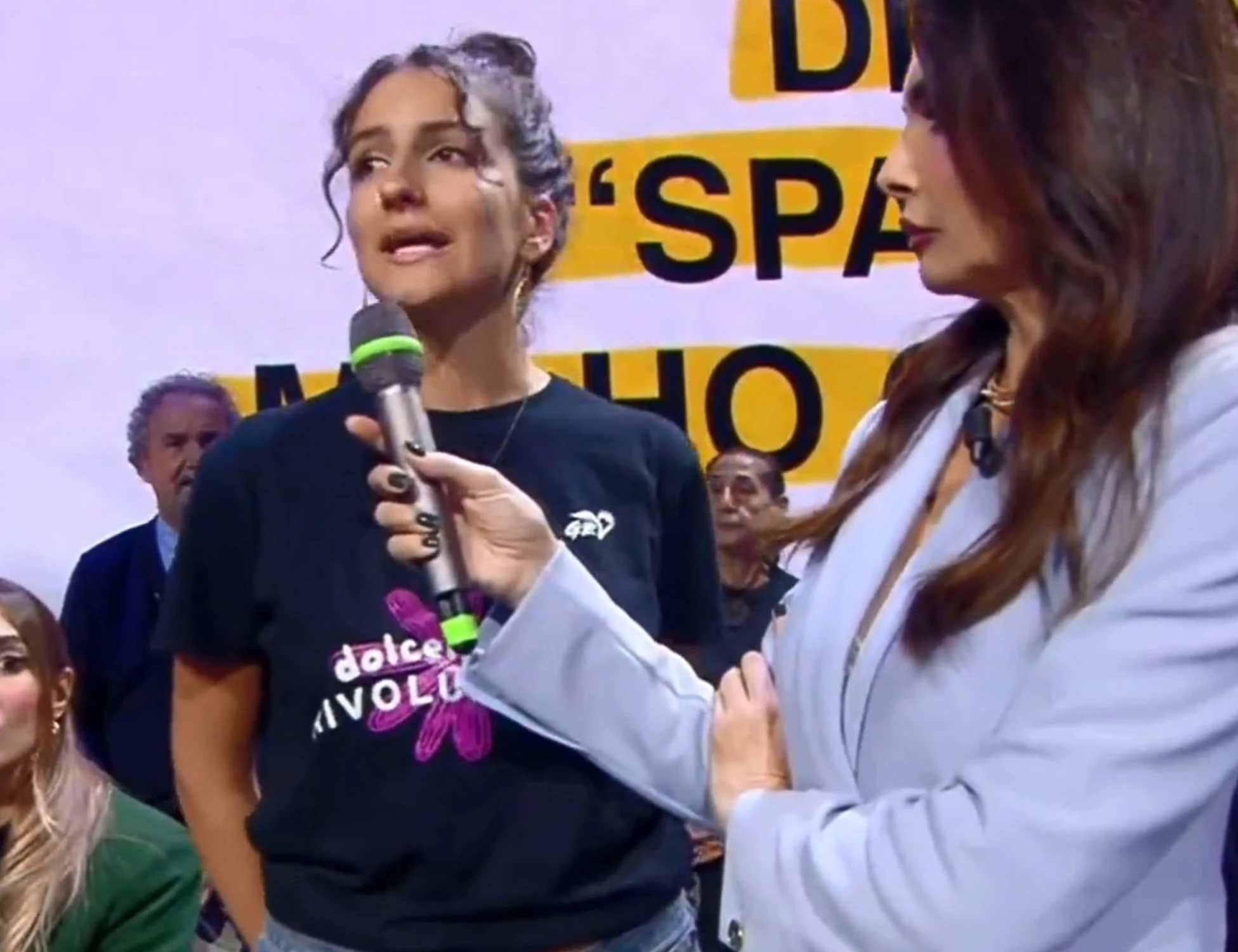 Dritto e Rovescio, il delirio dell'attivista: "Democrazia a rischio"