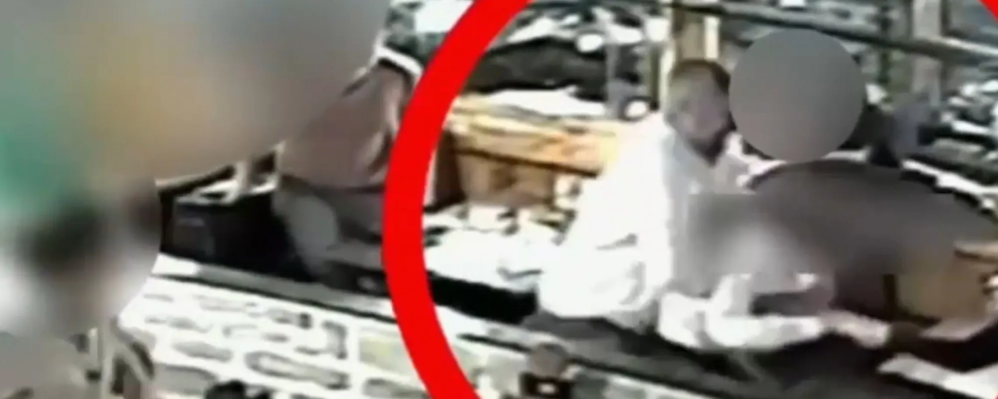 Rischia di soffocare al pub? Da non credere: chi la salva