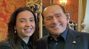 Silvio Berlusconi, chi è la ragazza insultata per questa foto: minacce e ingiurie, un caso inquietante