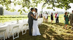 Sconcerto al matrimonio, "vi servono soldi?": la folle decisione degli sposi 