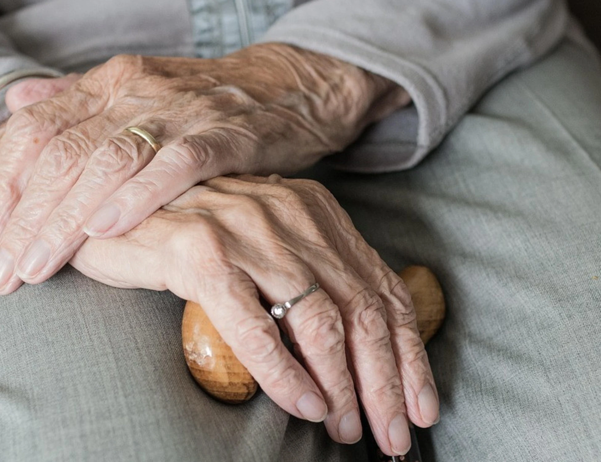 Viareggio, pestano una 80enne e si allontanano senza rapinarla