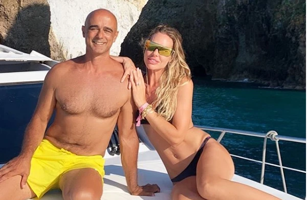 Ilary Blasi, impensabile sul suo yacht: soccorre e ospita un paparazzo. E gli offre pure...