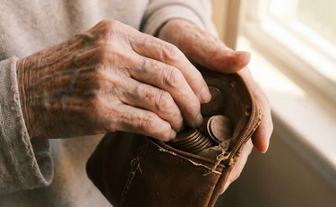 Pensioni, la stangata d'agosto: ecco a chi viene tagliato il 5% dell'assegno